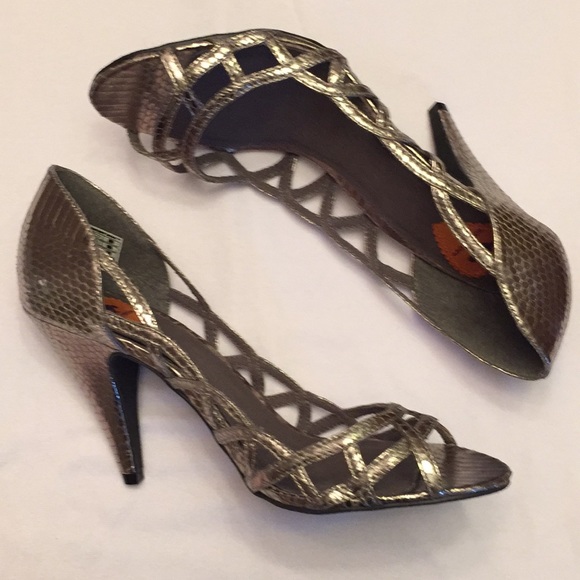 rocket dog silver pumps